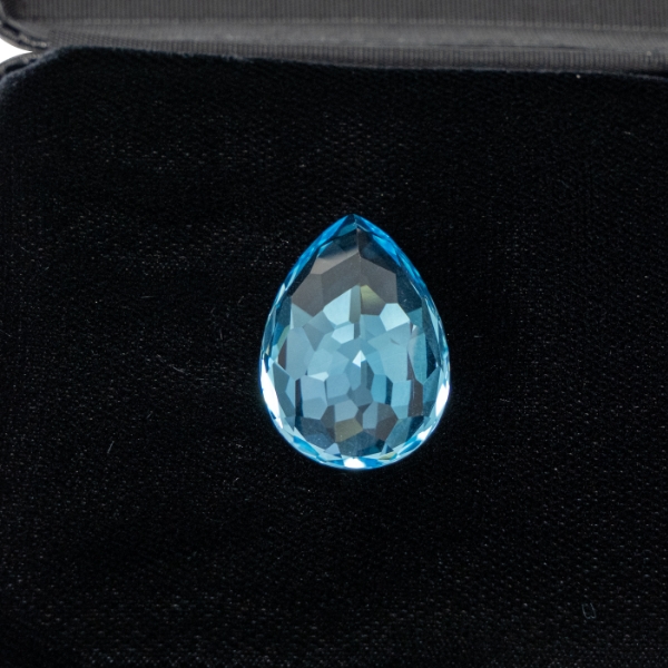 【天然ブルートパーズルース】40.067ct ペアシェイプカット｜圧巻の存在感と透明感【大粒・一点もの】