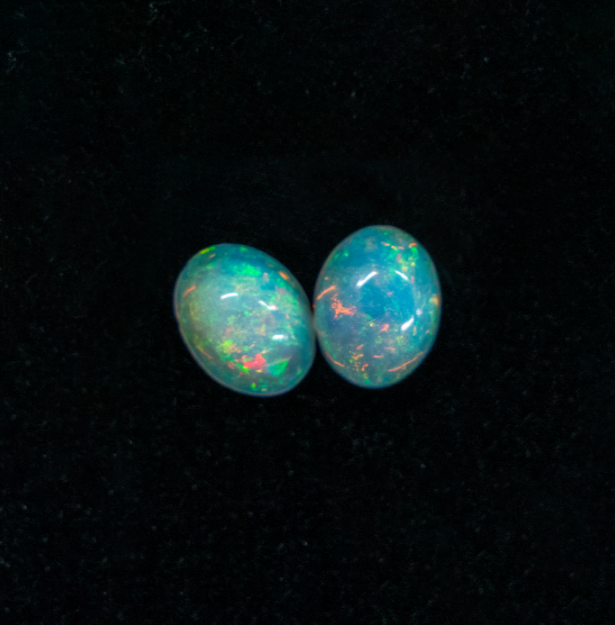 【天然エチオピアオパールルース 7×9mm ペアセット／オーバルカット】揃いの輝きが奏でる、上品で幻想的な輝きのデュオ