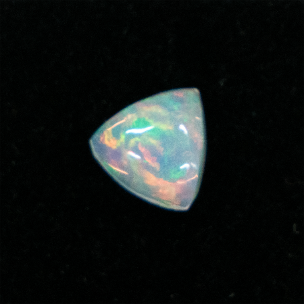 【天然オパールルース 0.7ct／トリリアンカット】小さな三角に秘められた、七色の輝き