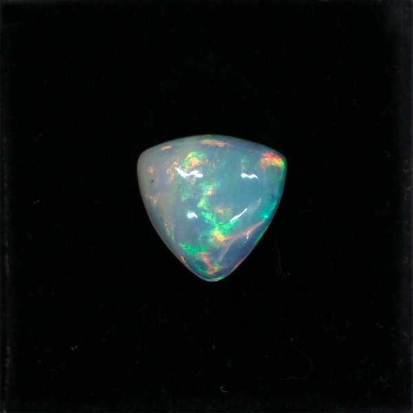 【天然オパールルース 1.3ct／トリリアンカット】三角形に宿る、光と色彩のハーモニー